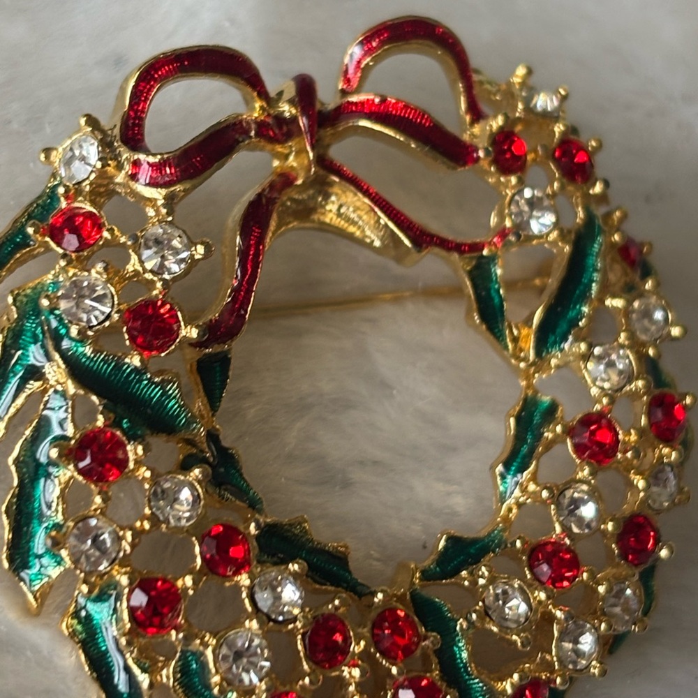 Vintage Festive Wreath Rhinestone Brooch with Red and Green Accents. - Picture 8 of 8